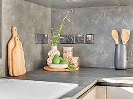 Sanders Crystal 1 - Cute  2-bdr Apt With Shared Pool