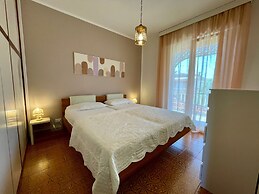 Gorgeous Villa for 8 With Shared Pool