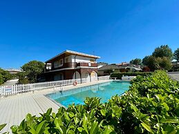 Gorgeous Villa for 8 With Shared Pool