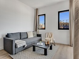 Sanders Crystal 2 - Petite 2-bdr Apt With Shared Rooftop