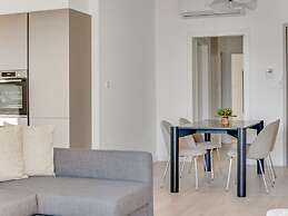 Sanders Crystal 1 - Delightful 2-bdr Apt With Shared Pool