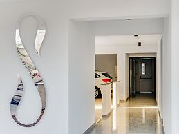 Sanders Crystal 1 - Delightful 2-bdr Apt With Shared Pool