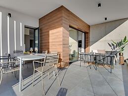 Sanders Crystal 1 - Delightful 2-bdr Apt With Shared Pool