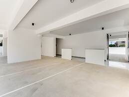 Sanders Crystal 1 Pleasant 3-bdr Apt With Shared Pool