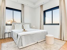 Sanders Crystal 1 Pleasant 3-bdr Apt With Shared Pool