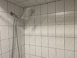 Feel At Home In Flo Bright Welcoming Private Room