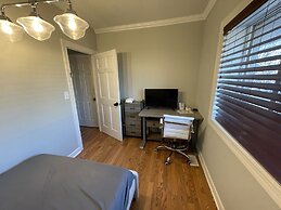 Feel At Home In Flo Bright Welcoming Private Room