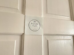 Feel At Home In Flo Bright Welcoming Private Room