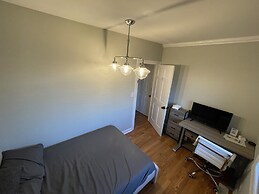 Feel At Home In Flo Bright Welcoming Private Room