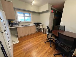 Feel At Home In Flo Bright Welcoming Private Room