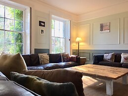 Manor House Moreton - Entire Holiday Home