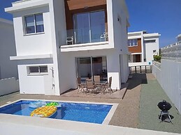 Beautiful Detached Modern Villa With Pool