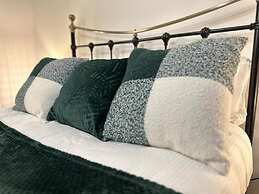 Entire Beautiful 2 Bedroom House With Free Parking Manchester