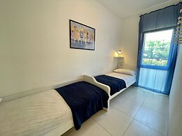 Flat With Private Garden by the sea