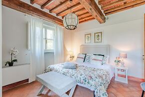 Elisa Farmhouse Apartment in Wine Resort
