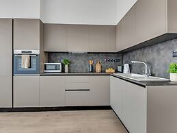 Sanders Crystal 2 - Humble 1-bdr Apt With Shared Rooftop