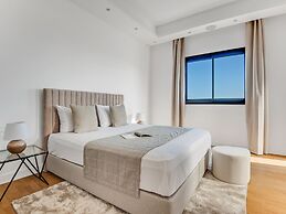 Sanders Crystal 2 - Dreamy 3-bdr. Apt. With Shared Rooftop