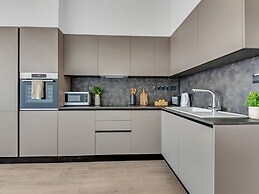 Sanders Crystal 2 - Dreamy 3-bdr. Apt. With Shared Rooftop