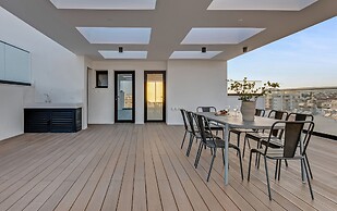 Sanders Crystal 2 - Dreamy 3-bdr. Apt. With Shared Rooftop