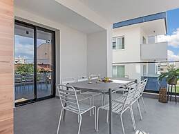 Sanders Crystal 2 - Darling 3-bdr Apt With Shared Rooftop