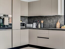 Sanders Crystal 2 - Darling 3-bdr Apt With Shared Rooftop