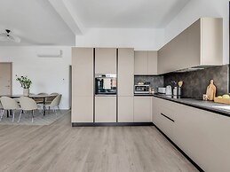 Sanders Crystal 2 - Darling 3-bdr Apt With Shared Rooftop