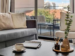 Sanders Crystal 2 - Darling 3-bdr Apt With Shared Rooftop