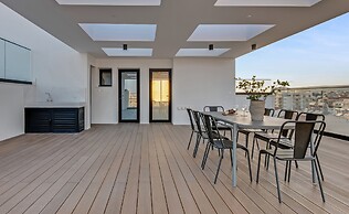 Sanders Crystal 2 - Darling 3-bdr Apt With Shared Rooftop