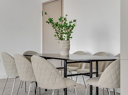 Sanders Crystal 2 - Darling 3-bdr Apt With Shared Rooftop