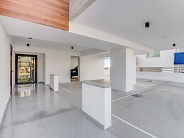 Sanders Crystal 2 - Darling 3-bdr Apt With Shared Rooftop