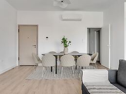 Sanders Crystal 2 - Darling 3-bdr Apt With Shared Rooftop