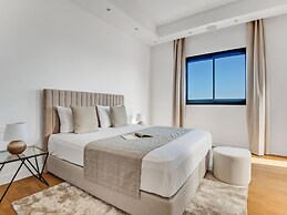 Sanders Crystal 2 - Darling 3-bdr Apt With Shared Rooftop