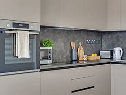 Sanders Crystal 2 - Lovely 2-bdr Apt With Shared Rooftop