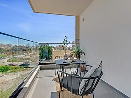 Sanders Crystal 2 - Lovely 2-bdr Apt With Shared Rooftop