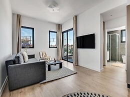 Sanders Crystal 2 - Lovely 2-bdr Apt With Shared Rooftop