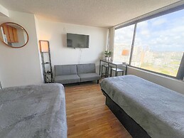 Bright Waikiki Studio Condo by RedAwning