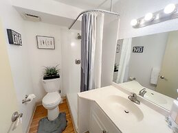 Bright Waikiki Studio Condo by RedAwning