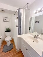 Bright Waikiki Studio Condo by RedAwning