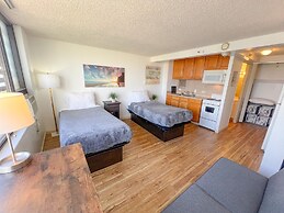 Bright Waikiki Studio Condo by RedAwning