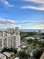 Bright Waikiki Studio Condo by RedAwning