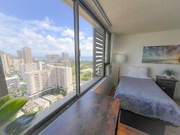 Bright Waikiki Studio Condo by RedAwning