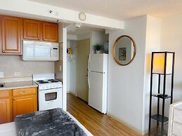 Bright Waikiki Studio Condo by RedAwning