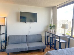 Bright Waikiki Studio Condo by RedAwning
