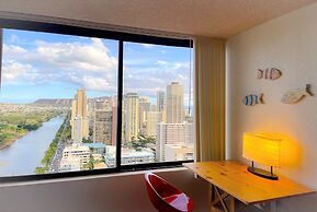 Cozy Hawaiian Monarch Condo by RedAwning