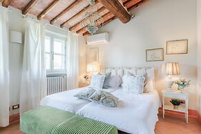 Pietro Farmhouse Apartment in Wine Resort in Lucca