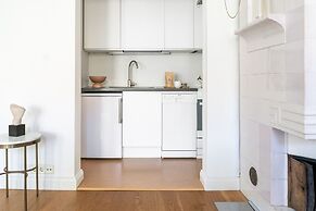 1br apartment with balcony and sea view