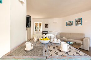 2526 Trullo Limone by Perle di Puglia