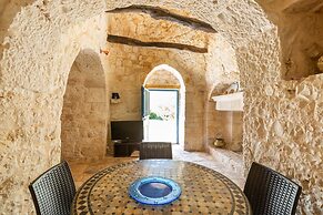 2496 Trullo Chiaro di Luna by Perle di Puglia