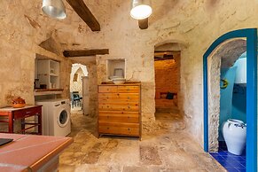 2496 Trullo Chiaro di Luna by Perle di Puglia