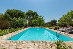 2496 Trullo Chiaro di Luna by Perle di Puglia